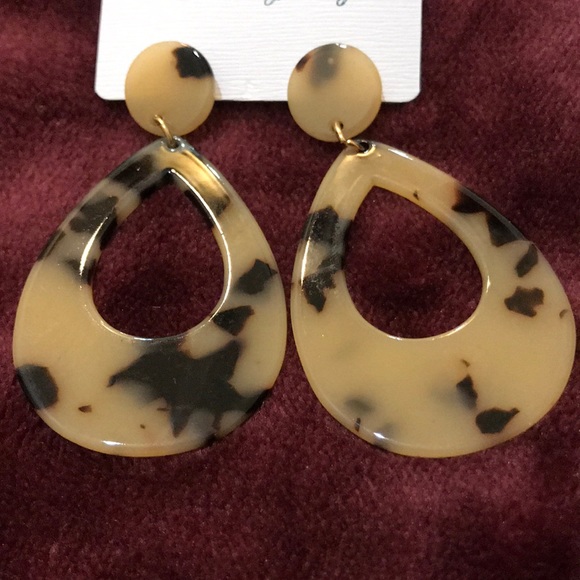 Jewelry - 🆕Blonde Tortoise Acrylic Teardrop Earrings
